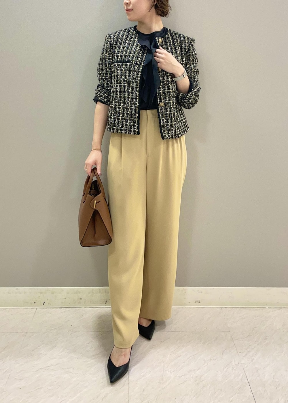 ブラック系のシャツ/ブラウス、ベージュ系のその他パンツ、ブラック系のノーカラージャケットを着用したレディースの秋コーディネートの4枚目の写真