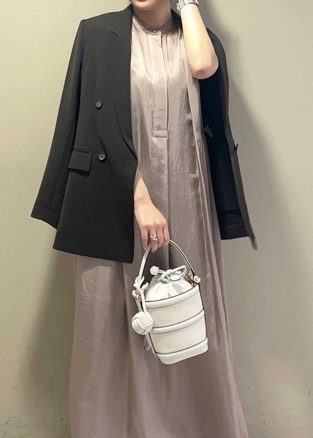 ホワイト系のハンドバッグ、ブラック系のサンダル、ブラウン系のテーラードジャケットを着用したレディースの春コーディネートの7枚目の写真
