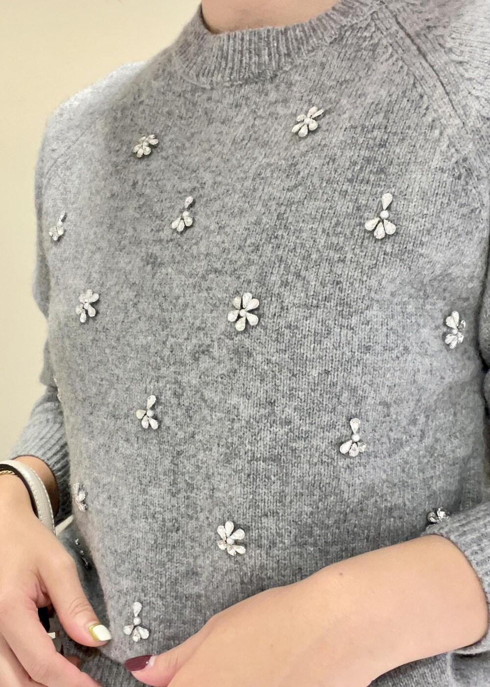 ブラック系のブーツ、ブラック系のスカート、ベージュ系のショルダーバッグを着用したレディースの秋コーディネートの6枚目の写真