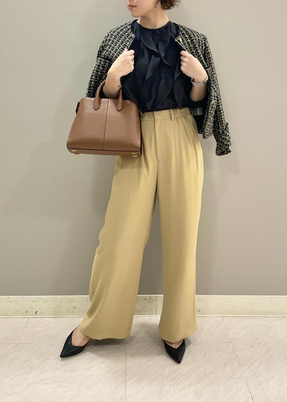 ベージュ系のその他パンツ、ブラック系のノーカラージャケット、ブラック系のパンプスを着用したレディースの秋コーディネートの3枚目の写真