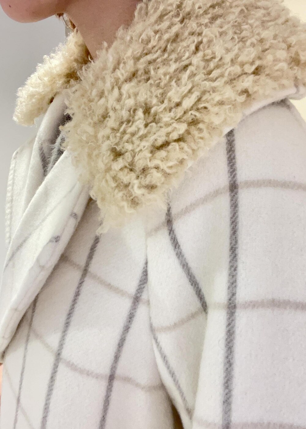 ホワイト系のチェスターコート、グリーン系のショルダーバッグ、ブラウン系のニット/セーターを着用したレディースの秋コーディネートの8枚目の写真