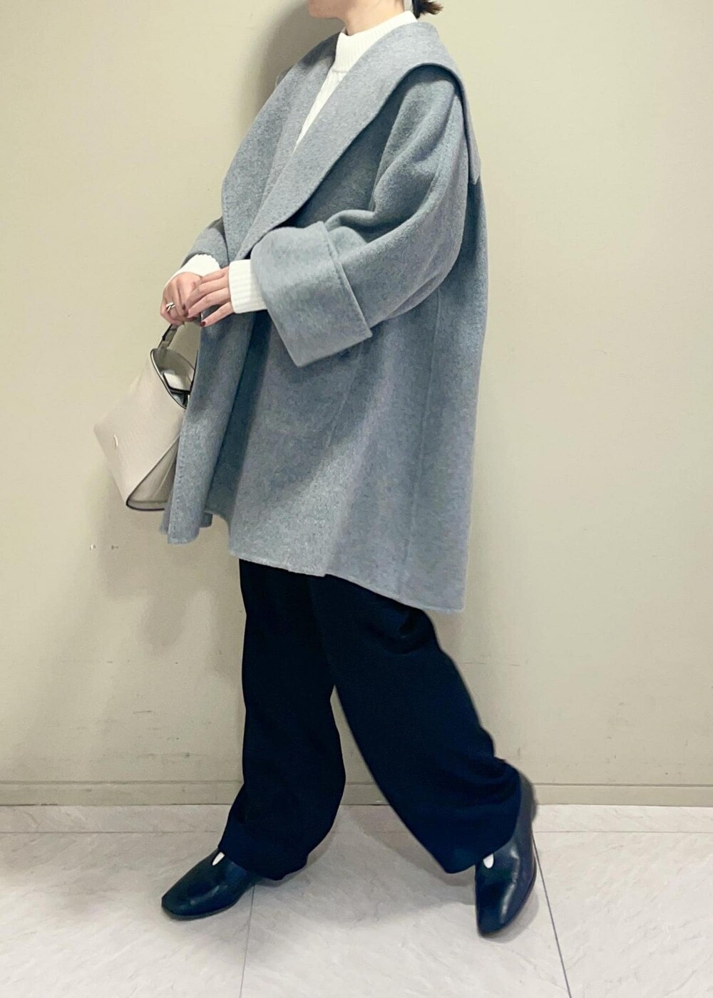 グレー系のその他アウター、ベージュ系のショルダーバッグ、ブラック系のカーゴパンツを着用したレディースの秋コーディネートの5枚目の写真