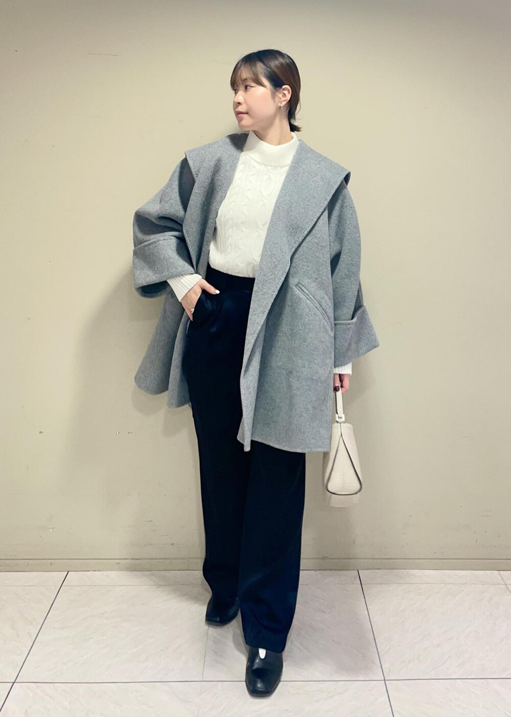 グレー系のその他アウター、ベージュ系のショルダーバッグ、ブラック系のカーゴパンツを着用したレディースの秋コーディネートの2枚目の写真