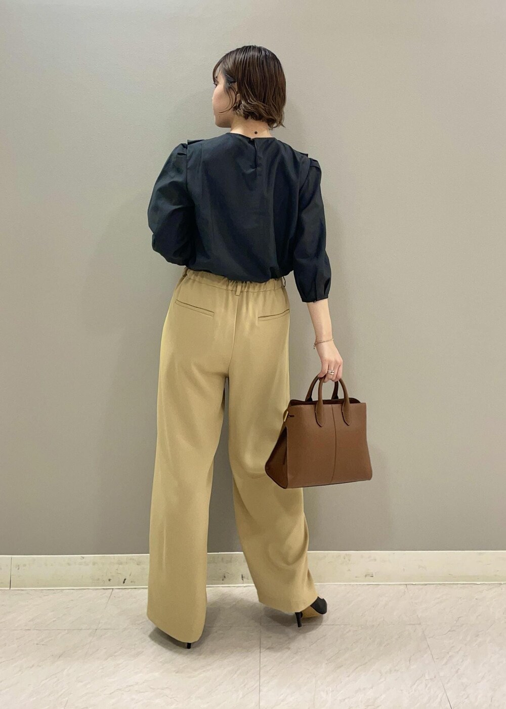 ブラック系のシャツ/ブラウス、ベージュ系のその他パンツ、ブラック系のノーカラージャケットを着用したレディースの秋コーディネートの2枚目の写真