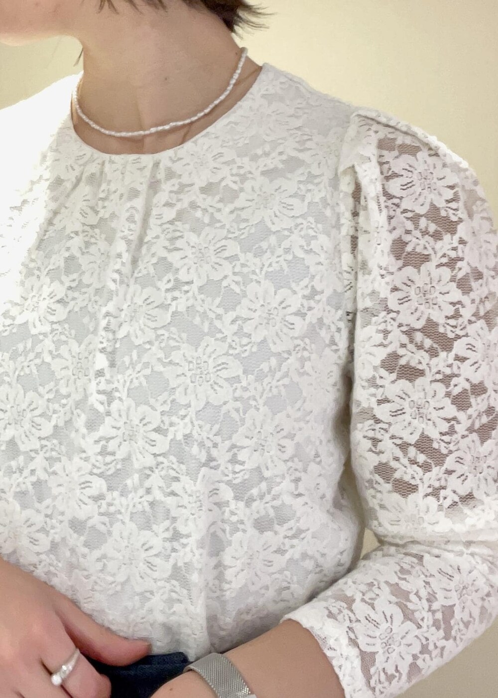 ブラック系のパンプス、イエロー系のカーディガン/ボレロ、ホワイト系のTシャツ/カットソーを着用したレディースの春コーディネートの8枚目の写真