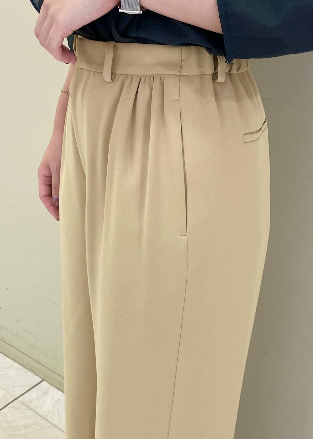 ブラック系のシャツ/ブラウス、ベージュ系のその他パンツ、ブラック系のノーカラージャケットを着用したレディースの秋コーディネートの9枚目の写真