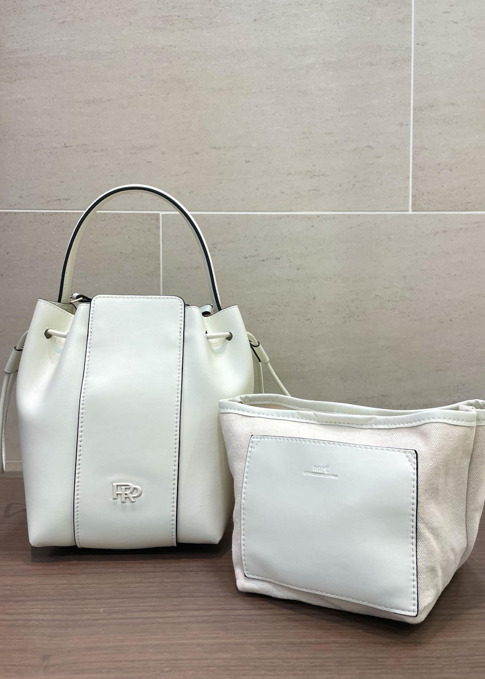 ベージュ系のハンドバッグ、ホワイト系のTシャツ/カットソー、ブラック系のスカートを着用したレディースの夏コーディネートの8枚目の写真