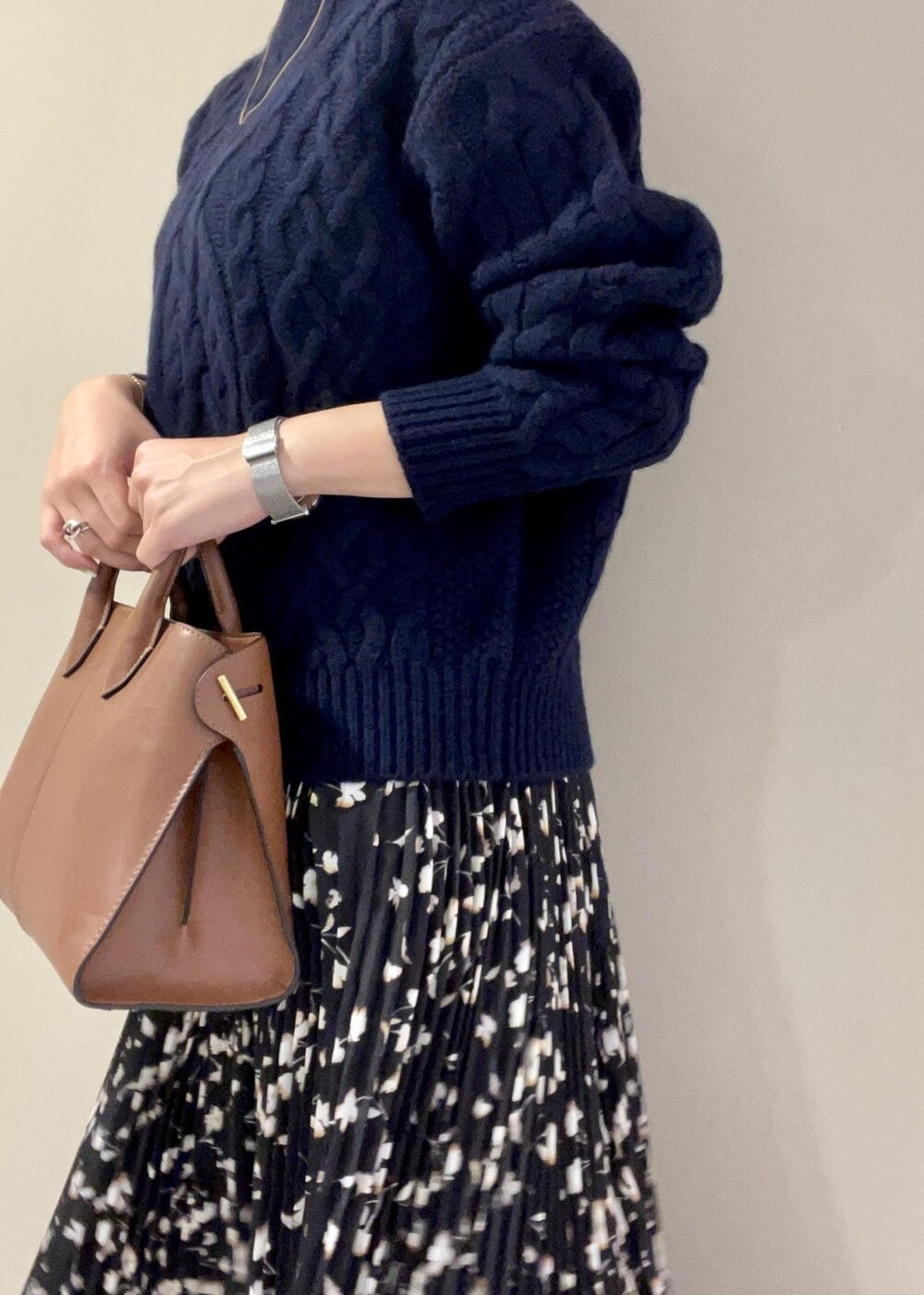 ブラウン系のブーツ、イエロー系のトートバッグ、ブラック系のスカートを着用したレディースの秋コーディネートの6枚目の写真