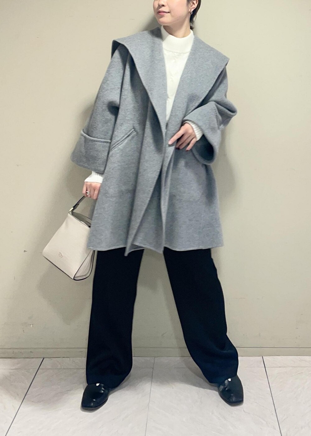 グレー系のその他アウター、ベージュ系のショルダーバッグ、ブラック系のカーゴパンツを着用したレディースの秋コーディネートの3枚目の写真