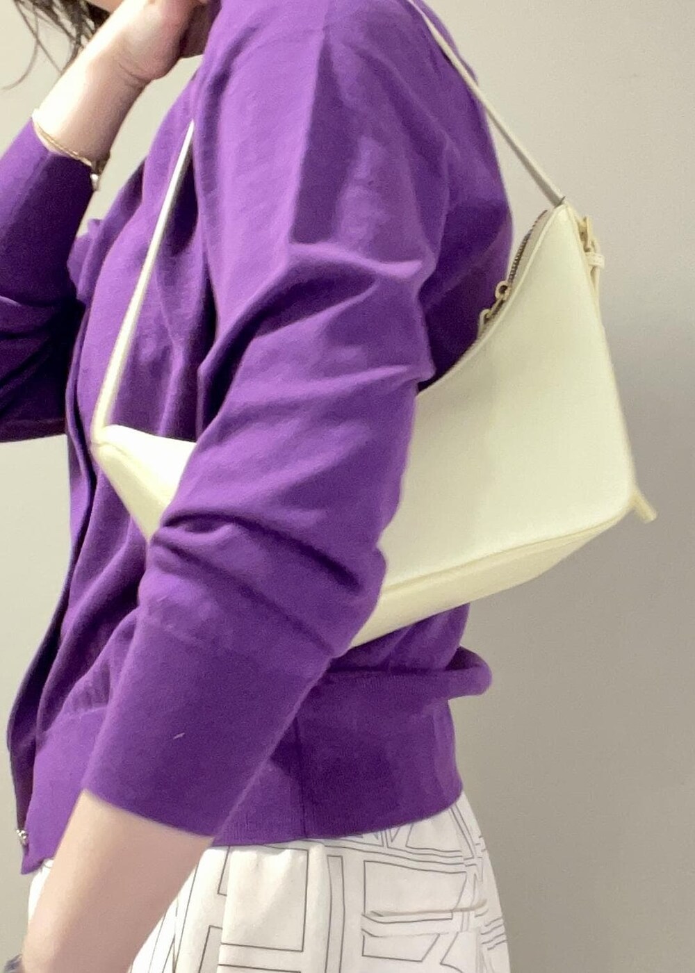 ベージュ系のハンドバッグ、ホワイト系のその他パンツ、パープル系のカーディガン/ボレロを着用したレディースの冬コーディネートの8枚目の写真