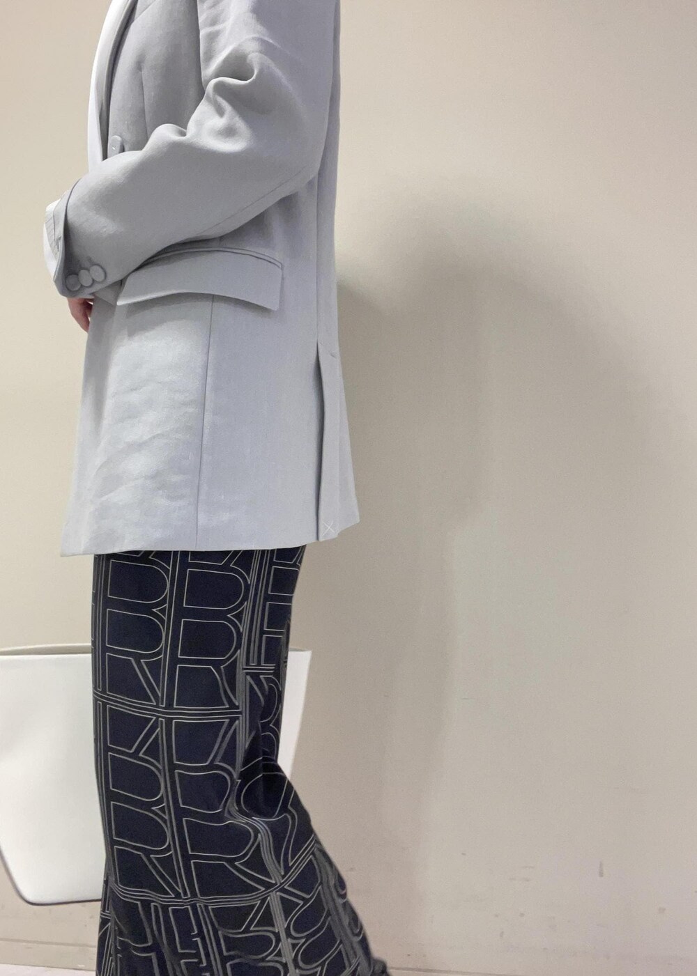 ブラック系のその他パンツ、ホワイト系のシャツ/ブラウス、ホワイト系のトートバッグを着用したレディースの冬コーディネートの10枚目の写真