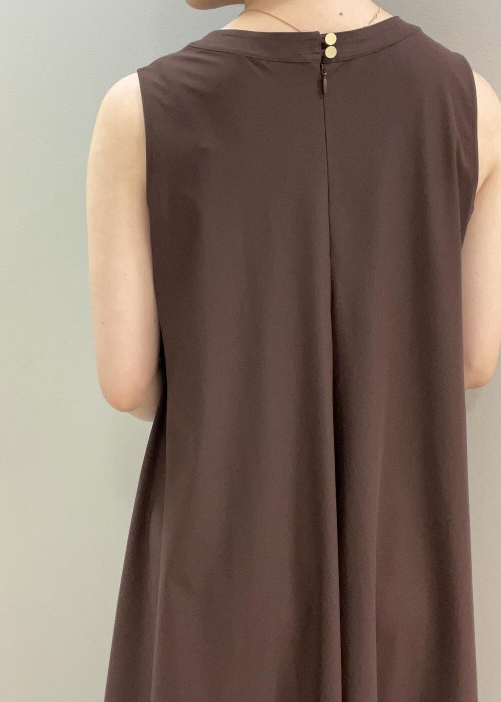 ブラック系のサンダル、ベージュ系のカーディガン/ボレロ、ブラウン系のワンピースを着用したレディースの夏コーディネートの7枚目の写真