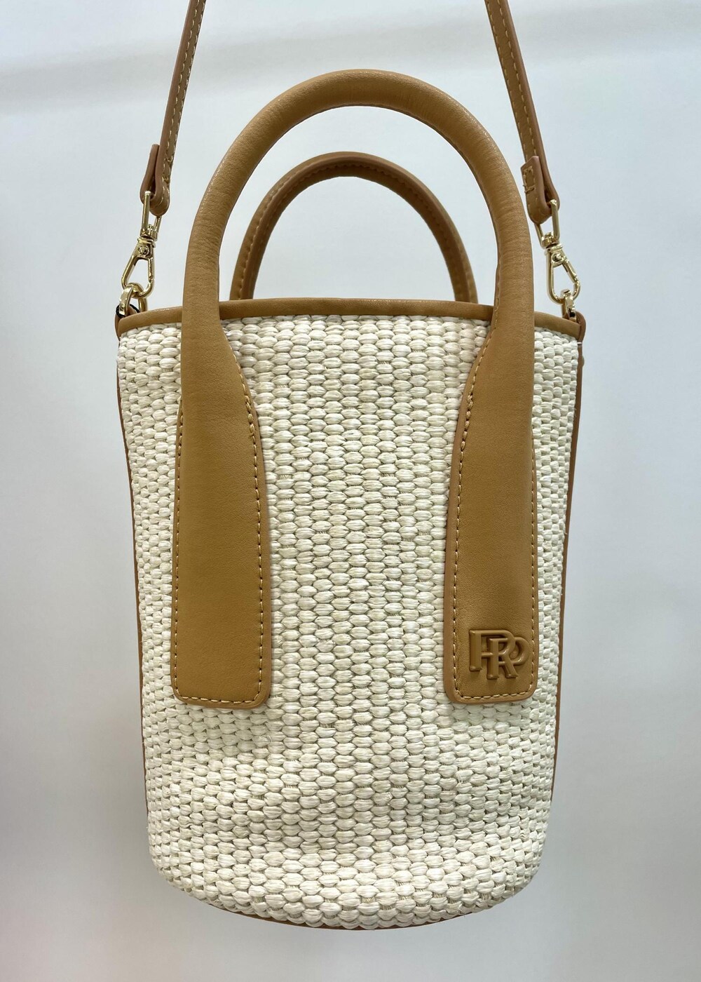 ブラック系のサンダル、ベージュ系のハンドバッグ、ホワイト系のその他パンツを着用したレディースの夏コーディネートの8枚目の写真