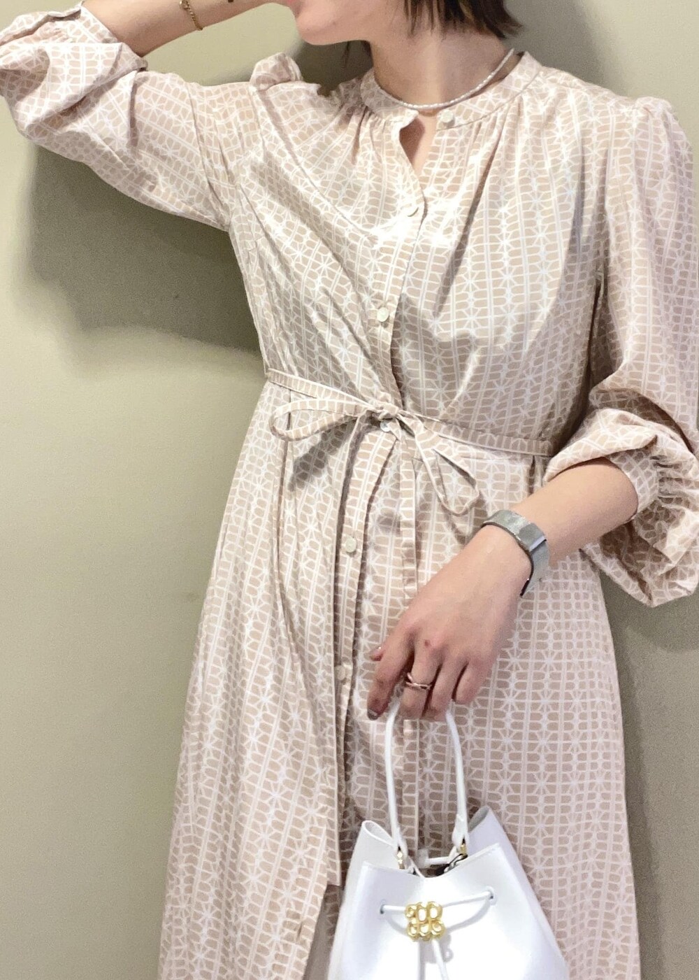 ホワイト系のハンドバッグ、ピンク系のワンピース、ホワイト系のその他パンツを着用したレディースの春コーディネートの7枚目の写真