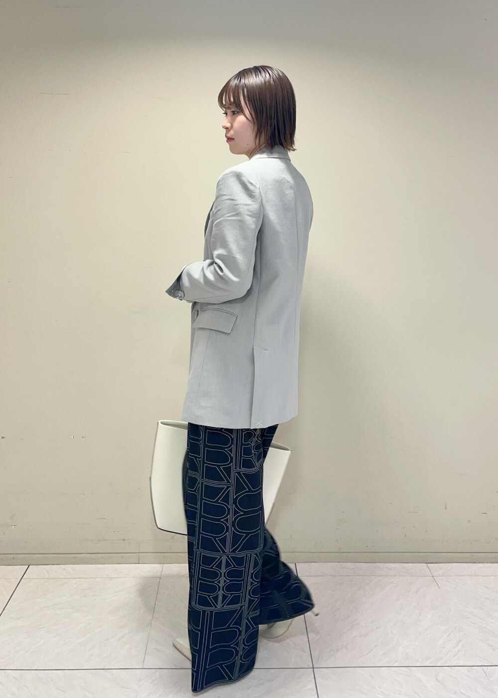 ブラック系のその他パンツ、ホワイト系のシャツ/ブラウス、ホワイト系のトートバッグを着用したレディースの冬コーディネートの4枚目の写真