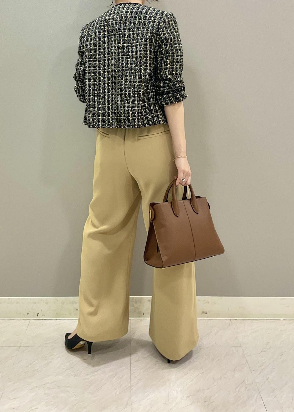 ブラック系のシャツ/ブラウス、ベージュ系のその他パンツ、ブラック系のノーカラージャケットを着用したレディースの秋コーディネートの5枚目の写真