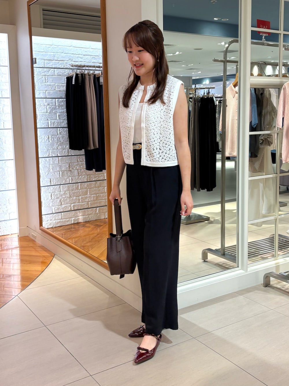 「秋服準備はじめました、オフィスカジュアル、秋のコーデ、ノースリーブ、夏コーデ、ベスト、ベストコーデ、パンツスタイル、パンツコーデ、オフィススタイル、オフィスコーデ、お仕事コーデ、通勤スタイル、綺麗めカジュアル、きれいめカジュアル」｜「LORISTELLAの【LORISTELLA/ロリステッラ】別注キューブワンハンドルバッグ（ショルダーバッグ、ブラウン系）」を使った、Mihoさん（レディース・159cm）の秋コーディネートの2枚目の写真