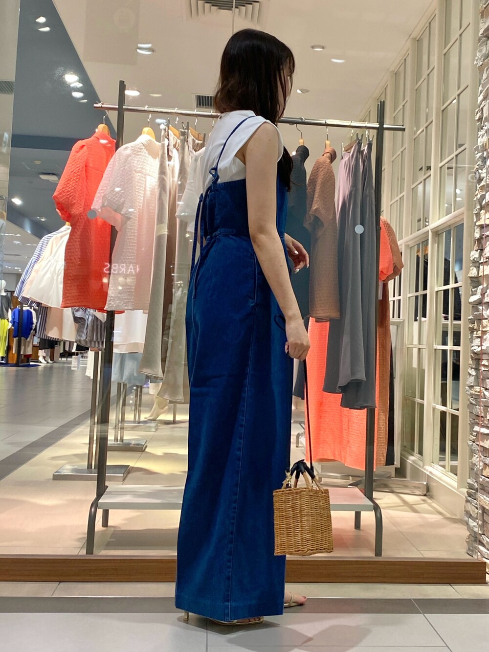 「きれいめカジュアル、夏コーデ、さらっと晴れやかスナップ、オトナカジュアル、デニム、おでかけコーデ、夏服、オールインワン、デニムパンツ、ラフコーデ、大人女子、カジュアル、カジュアルコーデ、お出かけコーデ、ユニバ」｜「The Bagmatiのアイテム（バッグ、ブラウン系）」を使った、Mihoさん（レディース・159cm）の夏コーディネートの4枚目の写真