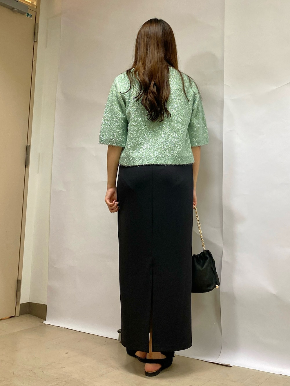 「お出かけコーデ、アツいコーデ全部見せ、ラフコーデ、キレイめ、きれいめコーディネート、タイトスカート、秋先取りコーデ、秋コーデ、秋のコーデ、秋服、秋服準備はじめました、黒スカート、スカートスタイル、スカート、ootd」｜「NOLLEY’S Sophiのキラキラフェザー5分袖プルオーバーニット（ニット/セーター、グリーン系）」を使った、Mihoさん（レディース・159cm）の夏コーディネートの2枚目の写真