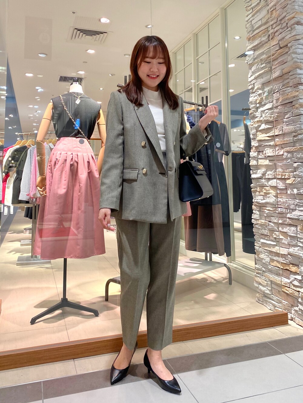 「通勤コーデ、通勤スタイル、お仕事コーデ、お仕事スタイル、パンプス、ジャケット、ジャケットスタイル、ootd、休日スタイル、お出かけコーデ、今日のコーデ、フォーマル、大人女子、シンプルコーデ、パンツスタイル」｜「NOLLEY’S Sophiのウォッシャブルシャークインゴムパンツ（その他パンツ、ブラウン系）」を使った、Mihoさん（レディース・159cm）の秋コーディネートの5枚目の写真