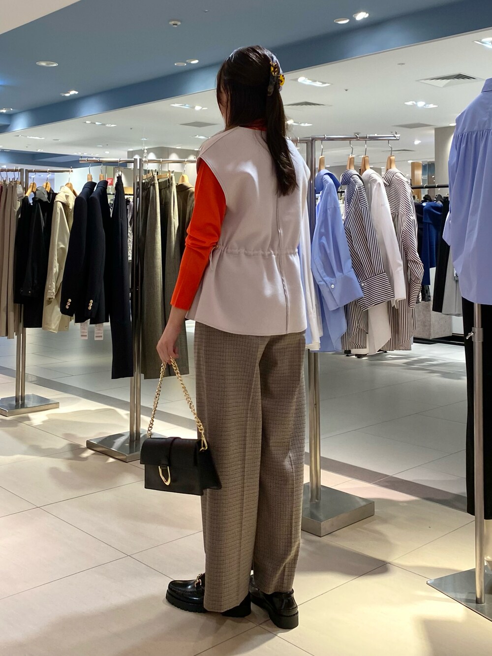 「テーマパークコーデ、ベスト、秋服コーデ、休日スタイル、大人女子、秋色、パンツスタイル、チェックパンツ、ワイトパンツ、秋のコーデ、冬コーデ、ベストコーデ、おでかけコーデ、紅葉、お仕事コーデ」|「NOLLEY’Sの《セットアップ対応》ストレッチツイルワイドパンツ(その他パンツ、ブラウン系)」を使った、Mihoさん(レディース・159cm)の秋コーディネートの5枚目の写真