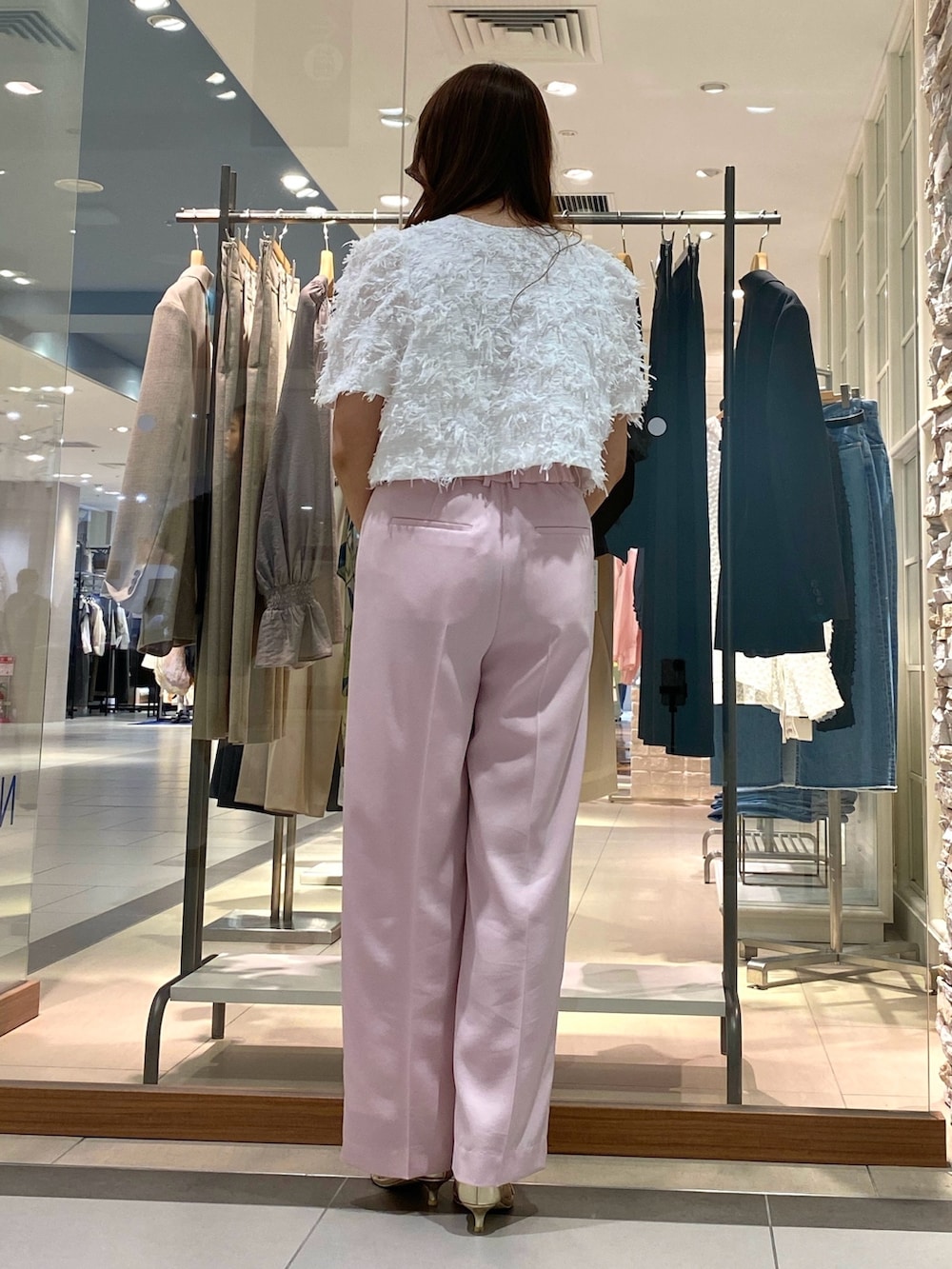 「春のNewスタイル、大人カジュアル、春物、春コーデ、ジャガード、ワイドパンツ、ピンクコーデ、ピンク、春色、ボレロ、きれいめカジュアル、キレイめ、大人女子、きれいめコーディネート、大人かわいい」｜「NOLLEY’S Sophiのウォッシャブルトリアセワイドパンツ（その他パンツ、ピンク系）」を使った、Mihoさん（レディース・159cm）の春コーディネートの4枚目の写真