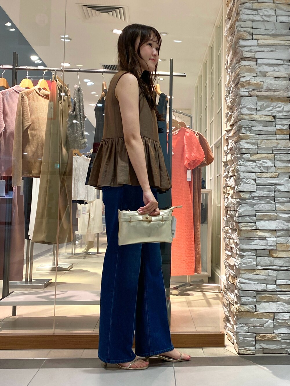 「夏コーデ、さらっと晴れやかスナップ、休日スタイル、お出かけコーデ、オトナカジュアル、大人コーデ、きれいめカジュアル、ぺプラムトップス、ぺプラム、デニム、デニムパンツ、センタープレス、ジーンズ、キレイめ、デニムコーデ」｜「Rie Millerの【RM denim】センタープレスハイウエストデニム（デニムパンツ、ブルー系）」を使った、Mihoさん（レディース・159cm）の夏コーディネートの5枚目の写真
