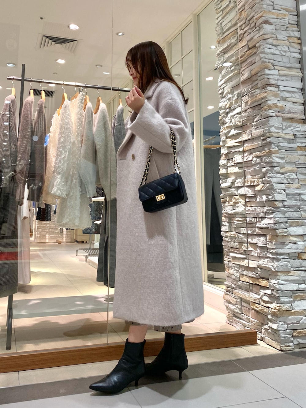 「秋冬コーデ、クリスマスに着たい服、クリスマス、クリスマスコーデ、シャギーコート、ロングコート、オトナ女子、大人コーデ、大人かわいい、キレイめ、きれいめコーディネート、コート、コートスタイル、モノトーンコーデ、お洒落さんとつながりたい」｜「NOLLEY’S Sophiの＜飯豊まりえさん着用＞◇【WEB限定カラーあり】ループカットロングシャギーコート（その他アウター、ベージュ系）」を使った、Mihoさん（レディース・159cm）の冬コーディネートの2枚目の写真