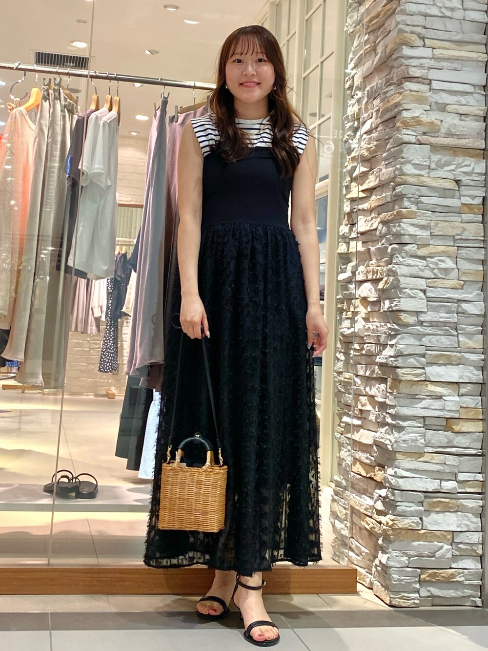 「モノトーン、雨の日コーデ、ワンピース、スカートスタイル、スカート、大人可愛い、オトナカジュアル、オトナ女子、ジャガード、黒スカート、きれいめカジュアル、おしゃれさんと繋がりたい、春夏コーデ、ノースリーブ、シンプルコーデ」｜「NOLLEY’Sのストラップサンダル（サンダル、シルバー系）」を使った、Mihoさん（レディース・159cm）の夏コーディネートの5枚目の写真
