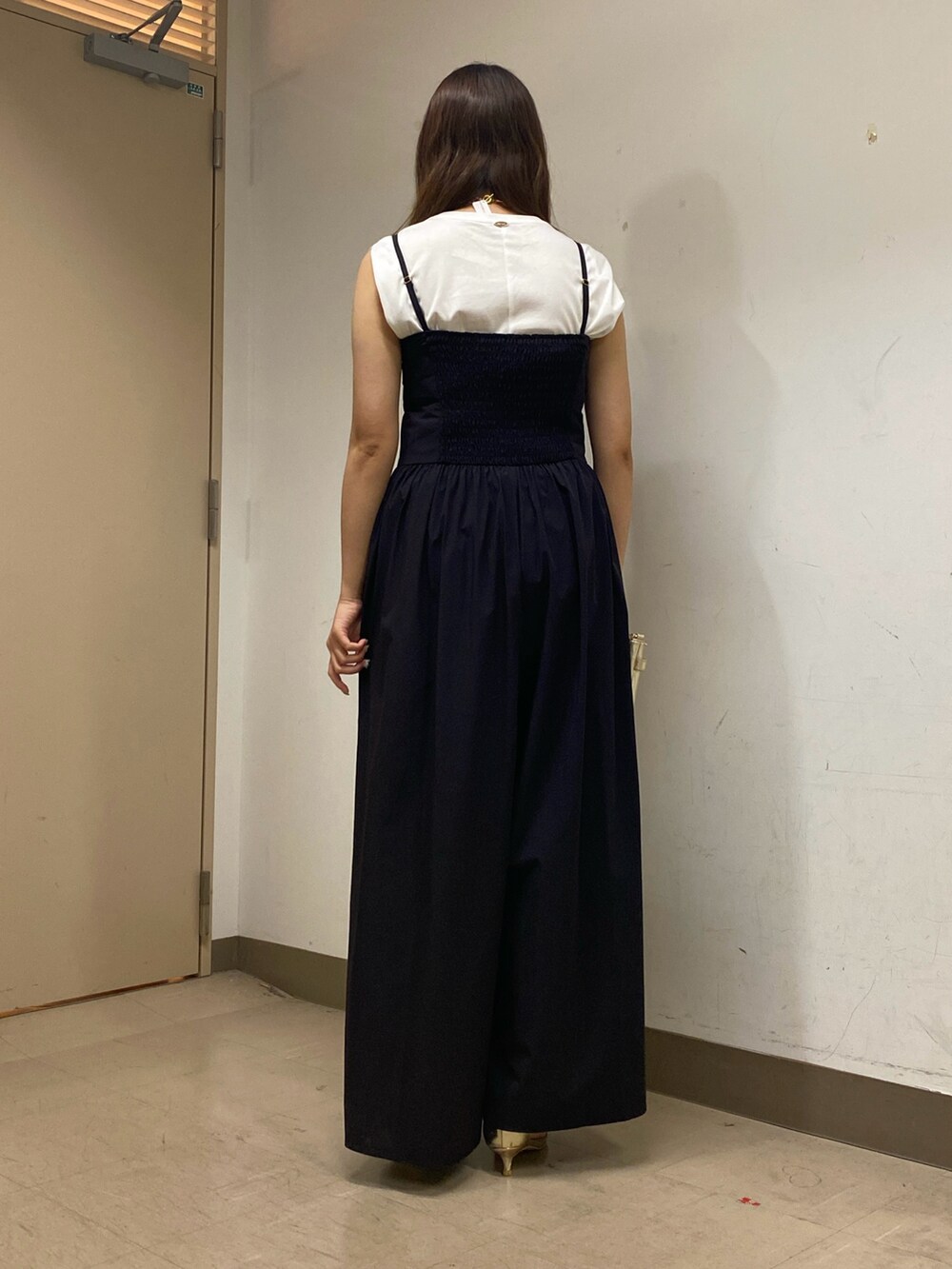 「テーマパークコーデ、フェススタイル、休日スタイル、ゆるコーデ、リラックススタイル、撥水、シンプル、楽チンコーデ、オトナカジュアル、モノトーン、モノトーンコーデ、夏服、オールインワン、今日のコーデ、オールインワンコーデ」｜「NOLLEY’Sのヒネリカナグチェーンポシェット（ショルダーバッグ、ゴールド系）」を使った、Mihoさん（レディース・159cm）の夏コーディネートの4枚目の写真