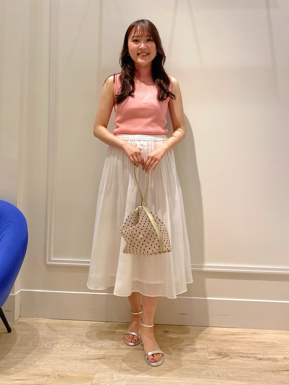 「大人コーデ、大人可愛い、スカート、スカートスタイル、キレイめ、きれいめ、きれいめカジュアル、プリーツスカート、スカートコーデ、夏コーデ、女子アナ風、ピンク、ピンクコーデ、ノースリーブ、白スカート」｜「NOLLEY’Sのドットチュールバケツバッグ（トートバッグ、ベージュ系）」を使った、Mihoさん（レディース・159cm）の夏コーディネートの2枚目の写真