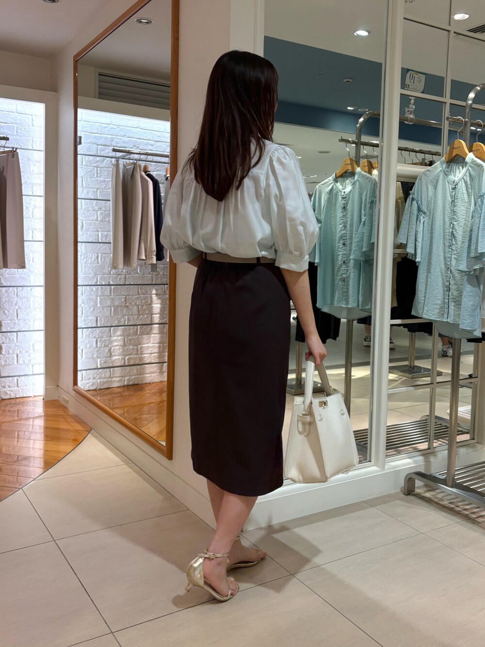 「夏コーデ、オフィスカジュアル、オフィススタイル、お仕事コーデ、お仕事スタイル、通勤コーデ、通勤スタイル、通勤バッグ、きれいめカジュアル、キレイめ、きれいめコーディネート、タイトスカート、スカートスタイル、スカート、大人かわいい」｜「NOLLEY’Sのひねり金具付きワンハンドルバッグ【WEB STAFF守屋☆別注アイテム】（ショルダーバッグ、イエロー系）」を使った、Mihoさん（レディース・159cm）の夏コーディネートの4枚目の写真