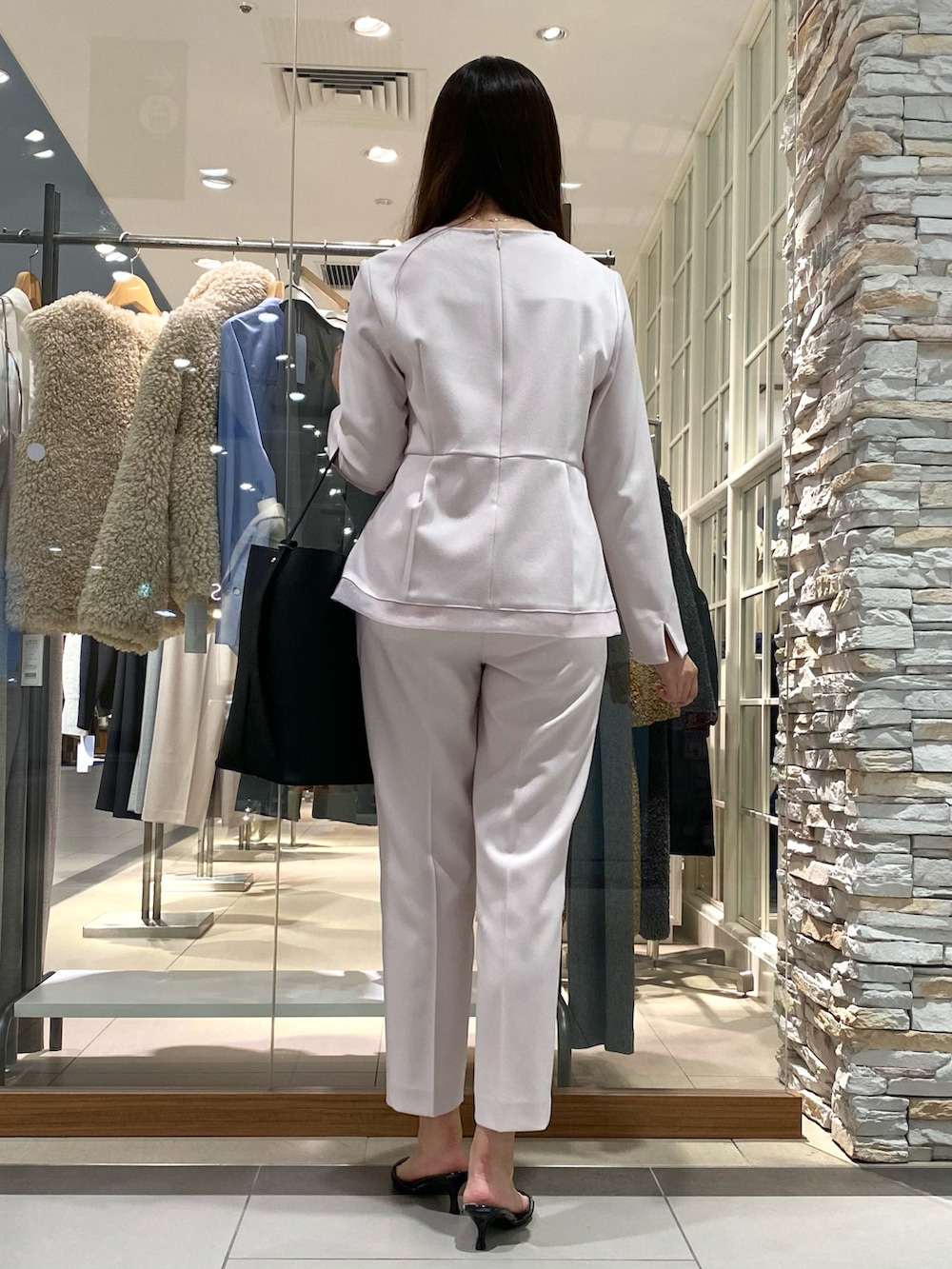 「お出かけコーデ、お仕事コーデ、お仕事スタイル、七五三、大人かわいい、セットアップ、セットアップスタイル、ぺプラムトップス、テーパードパンツ、ピンクコーデ、ブラウス、大人ガーリー、ootd、ママファッション、きれいめコーディネート」｜「NOLLEY’Sの《セットアップ対応》ウォッシャブルウール調スリムパンツ（その他パンツ、ピンク系）」を使った、Mihoさん（レディース・159cm）の秋コーディネートの4枚目の写真