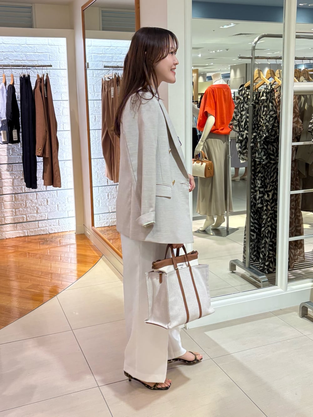ホワイト系のその他パンツ、イエロー系のトートバッグ、ホワイト系のTシャツ/カットソーを着用したレディースの春コーディネートの4枚目の写真