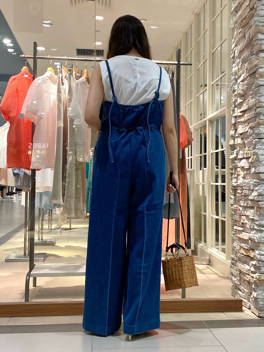 「きれいめカジュアル、夏コーデ、さらっと晴れやかスナップ、オトナカジュアル、デニム、おでかけコーデ、夏服、オールインワン、デニムパンツ、ラフコーデ、大人女子、カジュアル、カジュアルコーデ、お出かけコーデ、ユニバ」｜「The Bagmatiのアイテム（バッグ、ブラウン系）」を使った、Mihoさん（レディース・159cm）の夏コーディネートの3枚目の写真