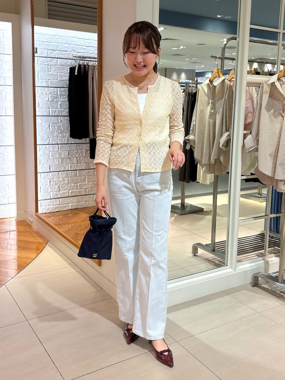 「秋服準備はじめました、コーデュロイ、コーデュロイパンツ、デニム、デニムパンツ、カーディガン、レース、レーストップス、カーティガン、秋カラー、秋のコーデ、お出かけコーデ、綺麗めカジュアル、旬顔デニムコーデ、お出かけスタイル」|「Rie Millerの【RM denim】センタープレスハイウエストパンツ(デニムパンツ、ブルー系)」を使った、Mihoさん(レディース・159cm)の秋コーディネートの5枚目の写真