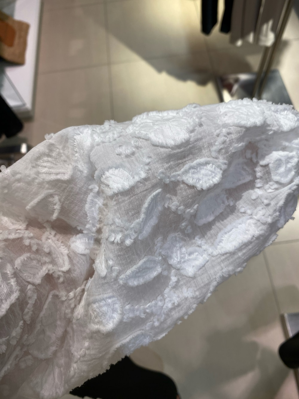 「シンプルコーデ、きれいめカジュアル、夏コーデ、カジュアルコーデ、大人かわいい、大人ファッション、オトナ女子、おしゃれさんと繋がりたい、ワンピース、ワンピーススタイル、オトナカワイイ、ブルゾン、冷房対策、羽織り、ラクチンコーデ」｜「NOLLEY’Sのヒネリ金具レザーバッグ（ショルダーバッグ、ホワイト系）」を使った、Mihoさん（レディース・159cm）の春コーディネートの4枚目の写真