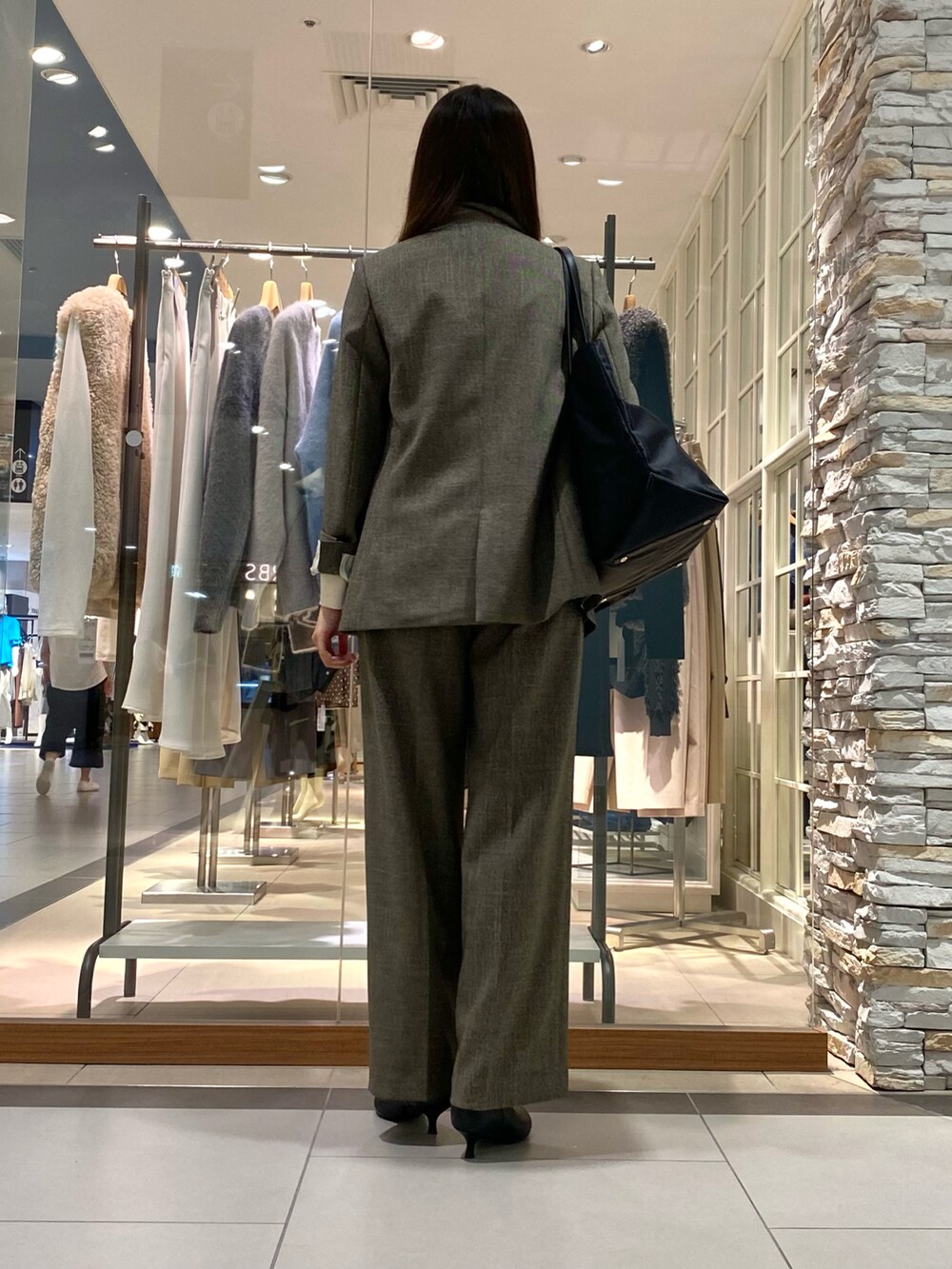 「秋っぽコーデ更新中、淡色コーデ、お仕事コーデ、お仕事スタイル、オフィスカジュアル、オフィススタイル、オフィスコーデ、通勤コーデ、通勤スタイル、セットアップ、セットアップスタイル、ジャケット、ジャケットスタイル、ジャケットコーデ、ワイトパンツ」|「NOLLEY’SのナイロントートバッグL(トートバッグ、ブラック系)」を使った、Mihoさん(レディース・159cm)の秋コーディネートの3枚目の写真