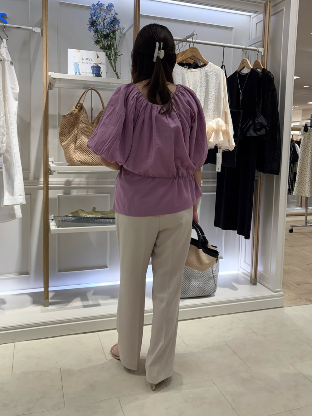 「ワイドパンツ、サンダル、大人ファッション、おでかけコーデ、大人コーデ、夏服、大人ガーリー、今日のコーデ、おしゃれさんと繋がりたい、オフショル、きれいめカジュアル、春服、30代コーデ、美脚パンツ、ベージュパンツ」｜「WALANCEのWALANCE | オーガニックコットン ギャザーブラウス WOMEN（シャツ/ブラウス、グレー系）」を使った、Mihoさん（レディース・159cm）の春コーディネートの3枚目の写真