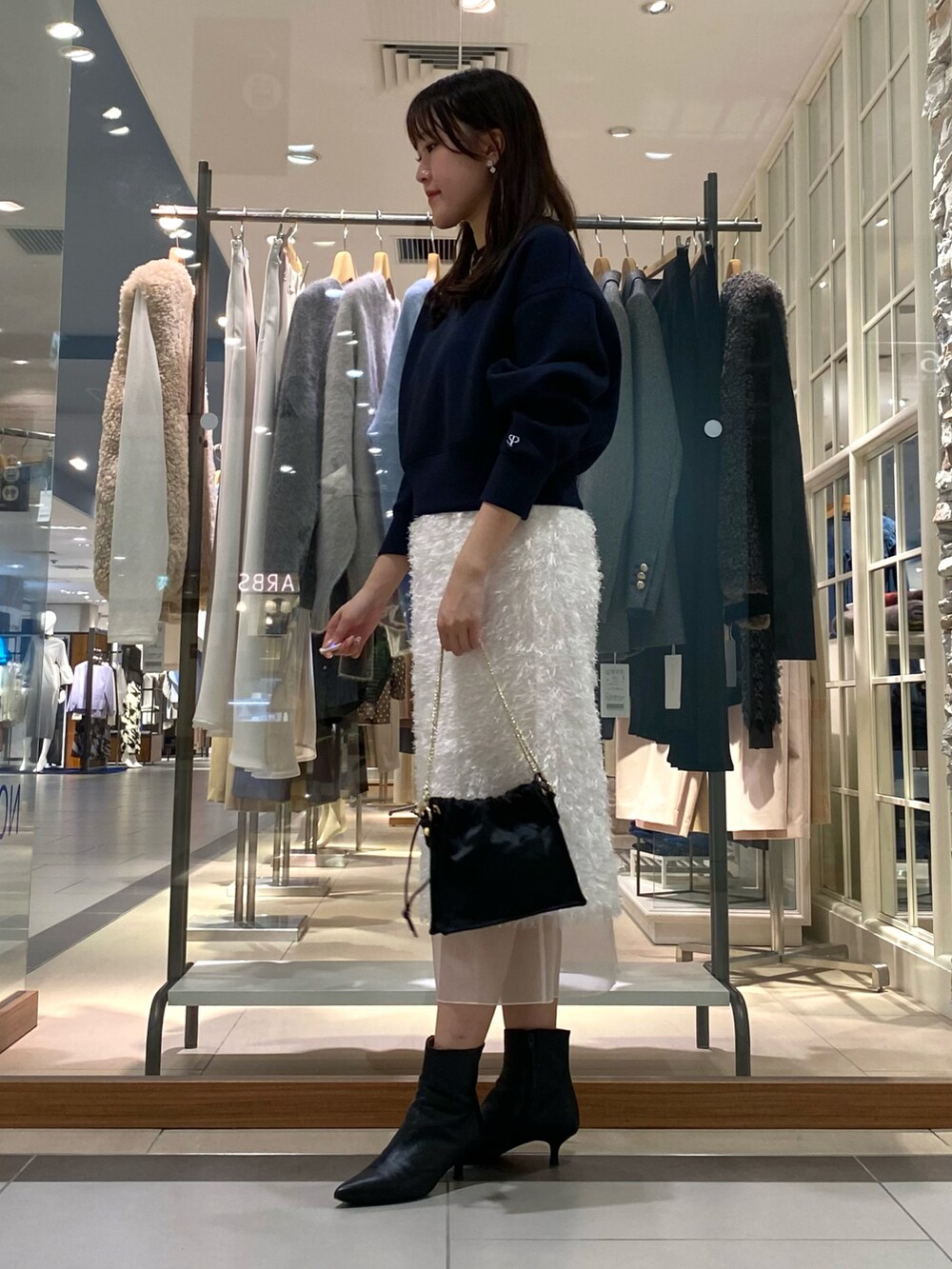 「秋っぽコーデ更新中、秋服、シンプルスタイル、フリンジ、タイトスカート、白スカート、オトナカワイイ、きれいめカジュアル、着回しコーデ、お洒落さんとつながりたい、今日のコーデ、キレイめ、秋先取りコーデ、スウェット、おでかけコーデ」|「Kassiopeaの【kassiopea /カシオペア】ミニチェーンショルダー made in Italy(ショルダーバッグ、ブラック系)」を使った、Mihoさん(レディース・159cm)の秋コーディネートの4枚目の写真