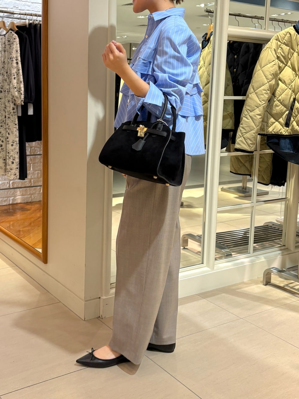 ブラウン系のその他パンツ、ブルー系のその他トップス、ホワイト系のタンクトップを着用したレディースの秋コーディネートの3枚目の写真