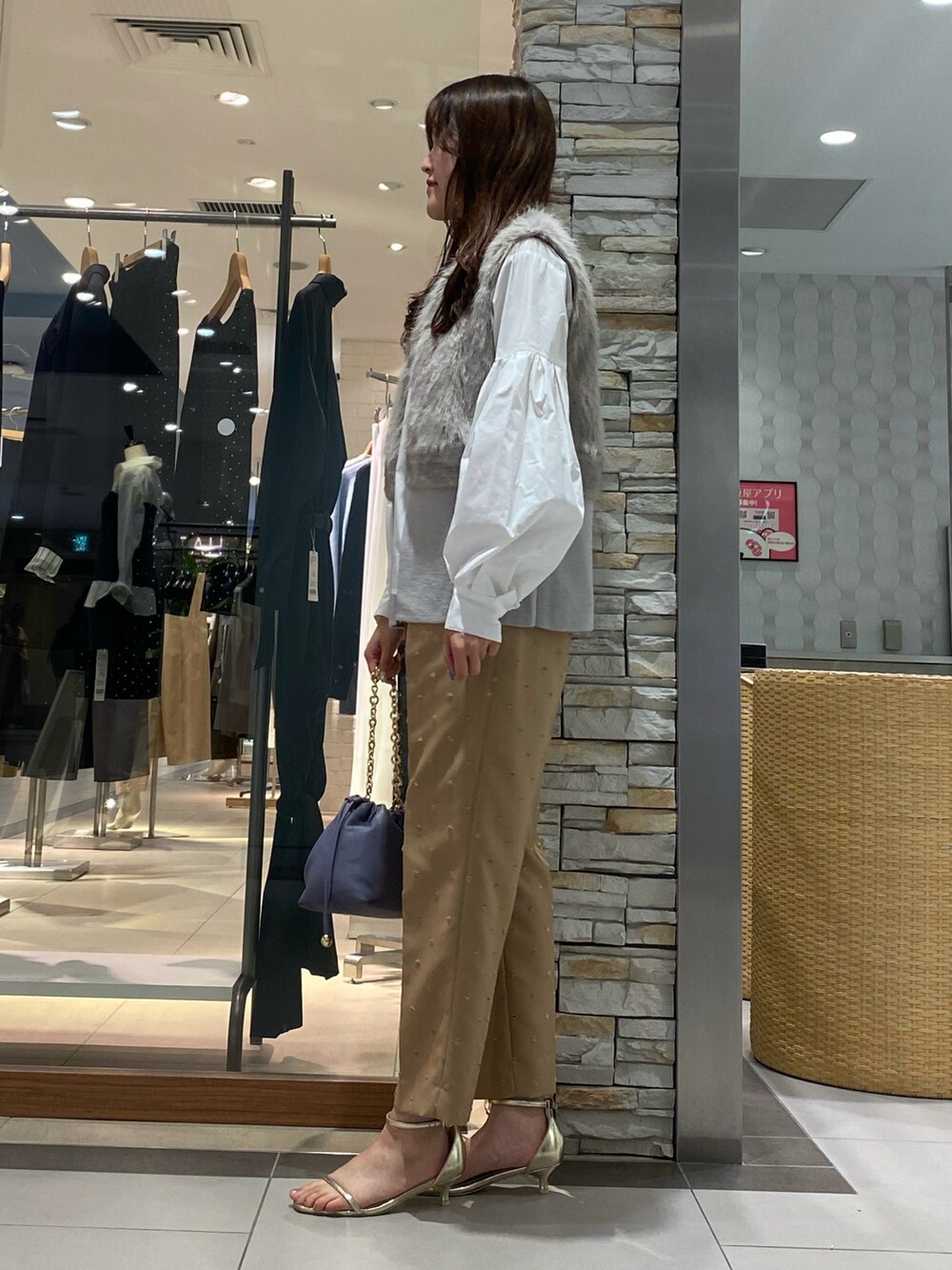 「ブラウン、シャツスタイル、淡色コーデ、秋服準備はじめました、オトナカジュアル、秋カラー、パンツスタイル、きれいめカジュアル、キレイめ、ファー、ファーベスト、秋のコーデ、大人女子、ootd、ドット」｜「NOLLEY’Sの巾着チェーンバッグ（ショルダーバッグ、ベージュ系）」を使った、Mihoさん（レディース・159cm）の夏コーディネートの5枚目の写真