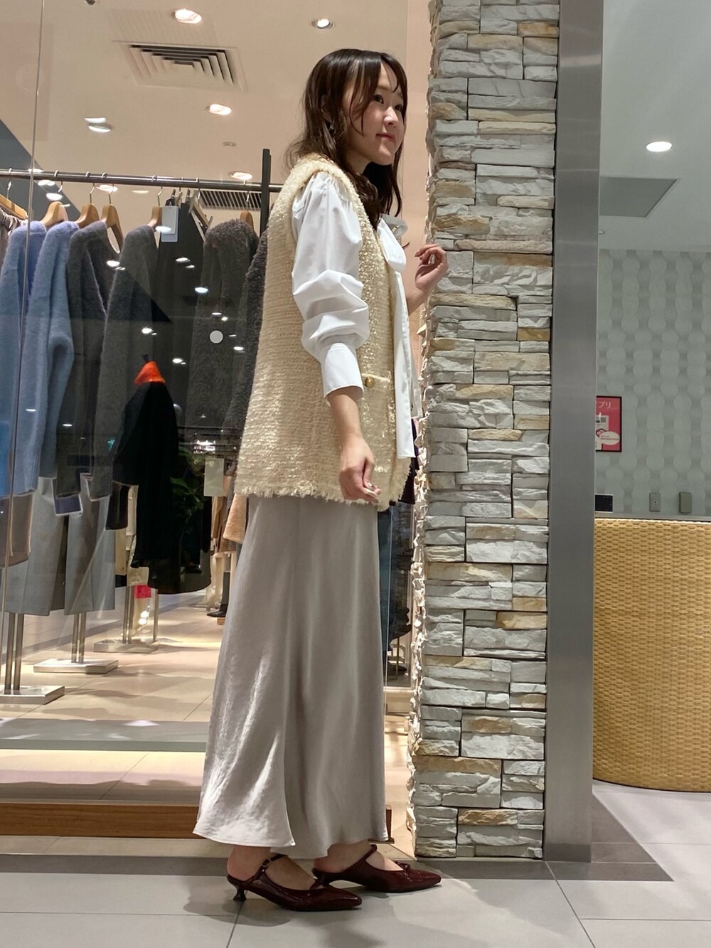 「ニット、秋のコーデ、大人コーデ、秋服、スカート、オトナ女子、大人ガーリー、お洒落さんとつながりたい、スカートコーデ、大人可愛い、ジレ、ジレスタイル、ジレコーデ、ツイード、ツイードベスト」｜「NOLLEY’Sのメタルポイントショルダーバッグ（ショルダーバッグ、ブラック系）」を使った、Mihoさん（レディース・159cm）の秋コーディネートの4枚目の写真