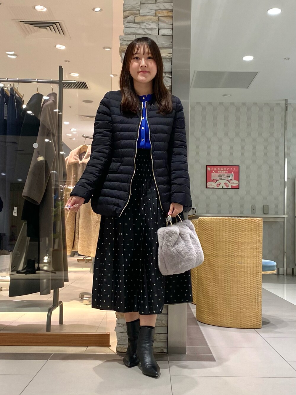「お出かけコーデ、今日のコーデ、大人可愛い、休日スタイル、大人ファッション、スカートスタイル、タトラス、ダウンジャケット、ダウンコート、きれいめカジュアル、きれいめコーディネート、カーディガン、冬コーデ、おでかけコーデ、きれいめ」｜「NOLLEY’Sの《手洗い可能》総針カーブ袖2WAYクルーネックカーディガン（カーディガン/ボレロ、ブルー系）」を使った、Mihoさん（レディース・159cm）の秋コーディネートの5枚目の写真