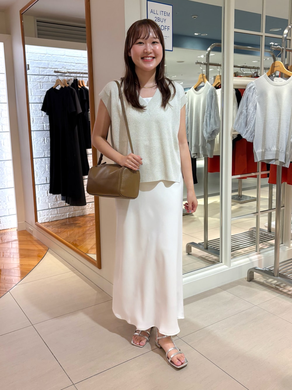 「夏ルックで気分アップ、グルカサンダル、夏コーデ、大人カジュアルコーデ、夏服コーデ、オトナ女子、きれいめカジュアル、キレイめカジュアル、夏服、ベスト、ホワイトコーデ、ナロースカート、スカート、白スカート、キレイめ」｜「NOLLEY’S Sophiの【追加】《オールシーズン対応》ウォッシャブルマットサテンナロースカート（スカート、ホワイト系）」を使った、Mihoさん（レディース・159cm）の夏コーディネートの4枚目の写真