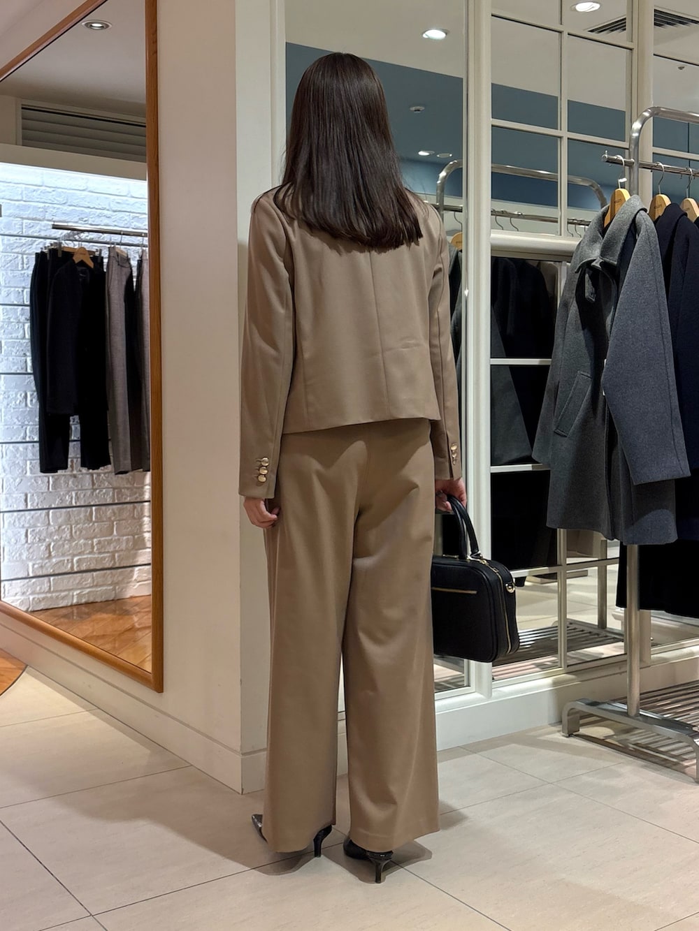 イエロー系のその他パンツ、イエロー系のテーラードジャケット、ブラック系のボストンバッグを着用したレディースの秋コーディネートの4枚目の写真