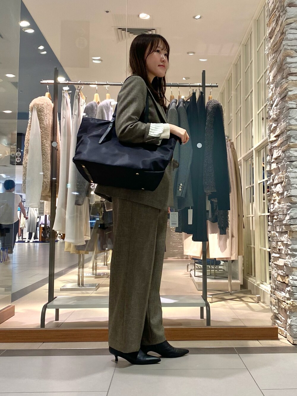 「秋っぽコーデ更新中、淡色コーデ、お仕事コーデ、お仕事スタイル、オフィスカジュアル、オフィススタイル、オフィスコーデ、通勤コーデ、通勤スタイル、セットアップ、セットアップスタイル、ジャケット、ジャケットスタイル、ジャケットコーデ、ワイトパンツ」|「NOLLEY’SのナイロントートバッグL(トートバッグ、ブラック系)」を使った、Mihoさん(レディース・159cm)の秋コーディネートの4枚目の写真