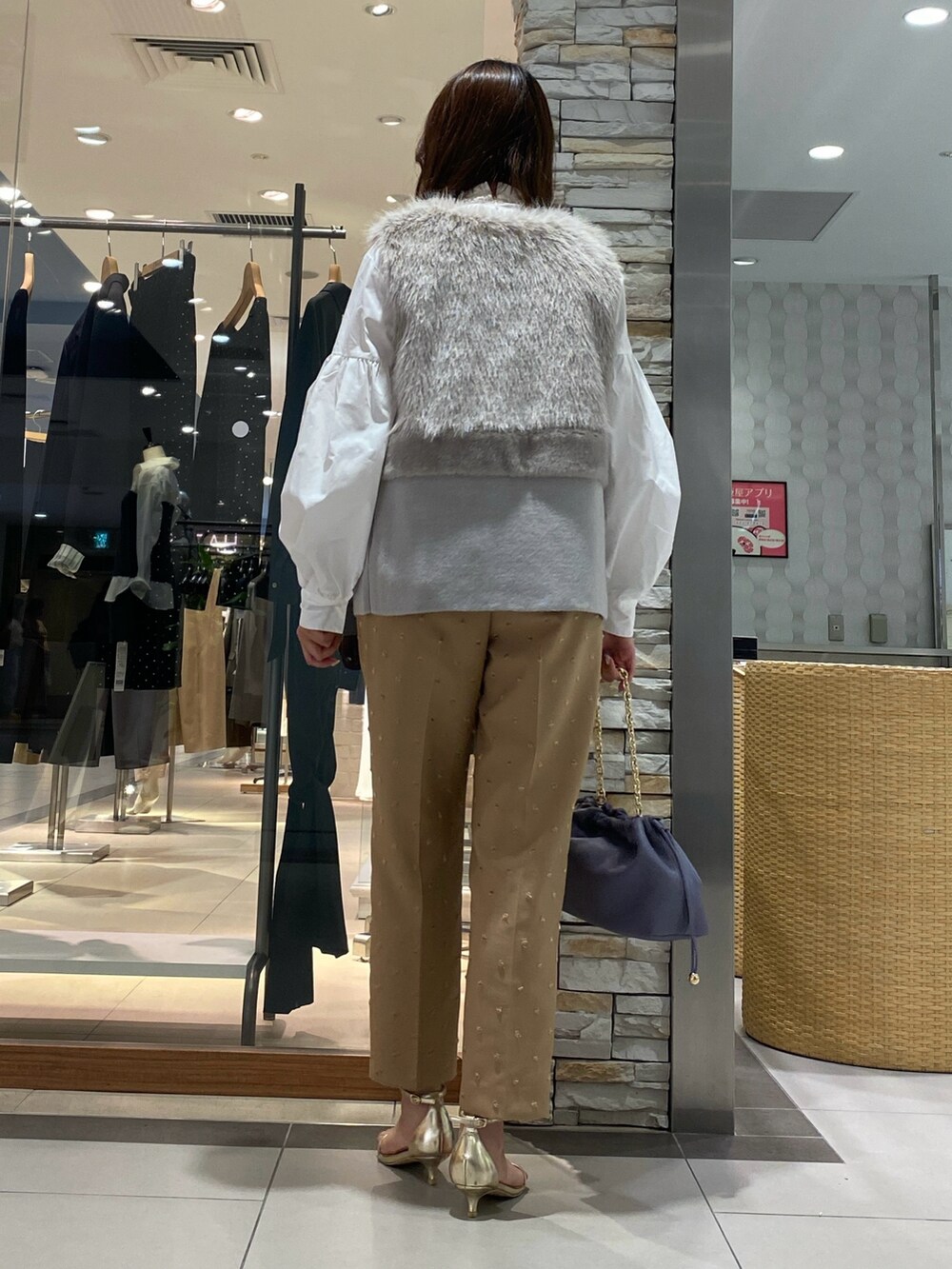 「ブラウン、シャツスタイル、淡色コーデ、秋服準備はじめました、オトナカジュアル、秋カラー、パンツスタイル、きれいめカジュアル、キレイめ、ファー、ファーベスト、秋のコーデ、大人女子、ootd、ドット」｜「NOLLEY’Sの巾着チェーンバッグ（ショルダーバッグ、ベージュ系）」を使った、Mihoさん（レディース・159cm）の夏コーディネートの4枚目の写真