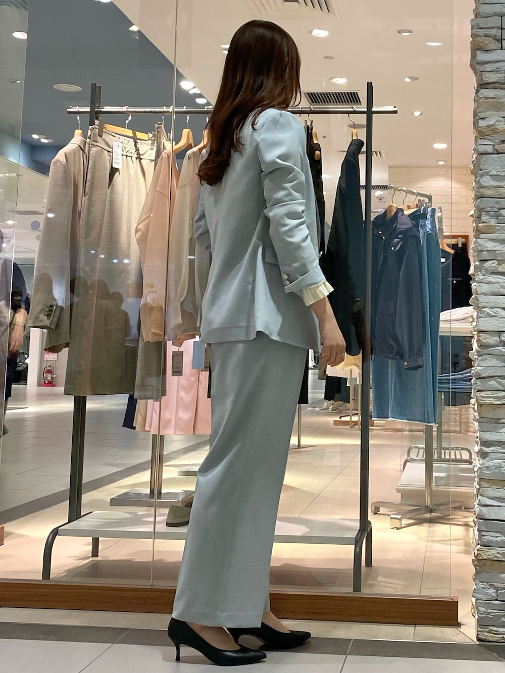「パンツスタイル、春カラー、オトナカワイイ、セットアップ、セットアップスタイル、ジャケット、ジャケットスタイル、ジャケットコーデ、オフィススタイル、オフィスカジュアル、オフィスコーデ、シャツスタイル、ワイドパンツ、仕事着、仕事コーデ」|「NOLLEY’S Sophiのプリーツブロードシャツ(シャツ/ブラウス、イエロー系)」を使った、Mihoさん(レディース・159cm)の春コーディネートの4枚目の写真