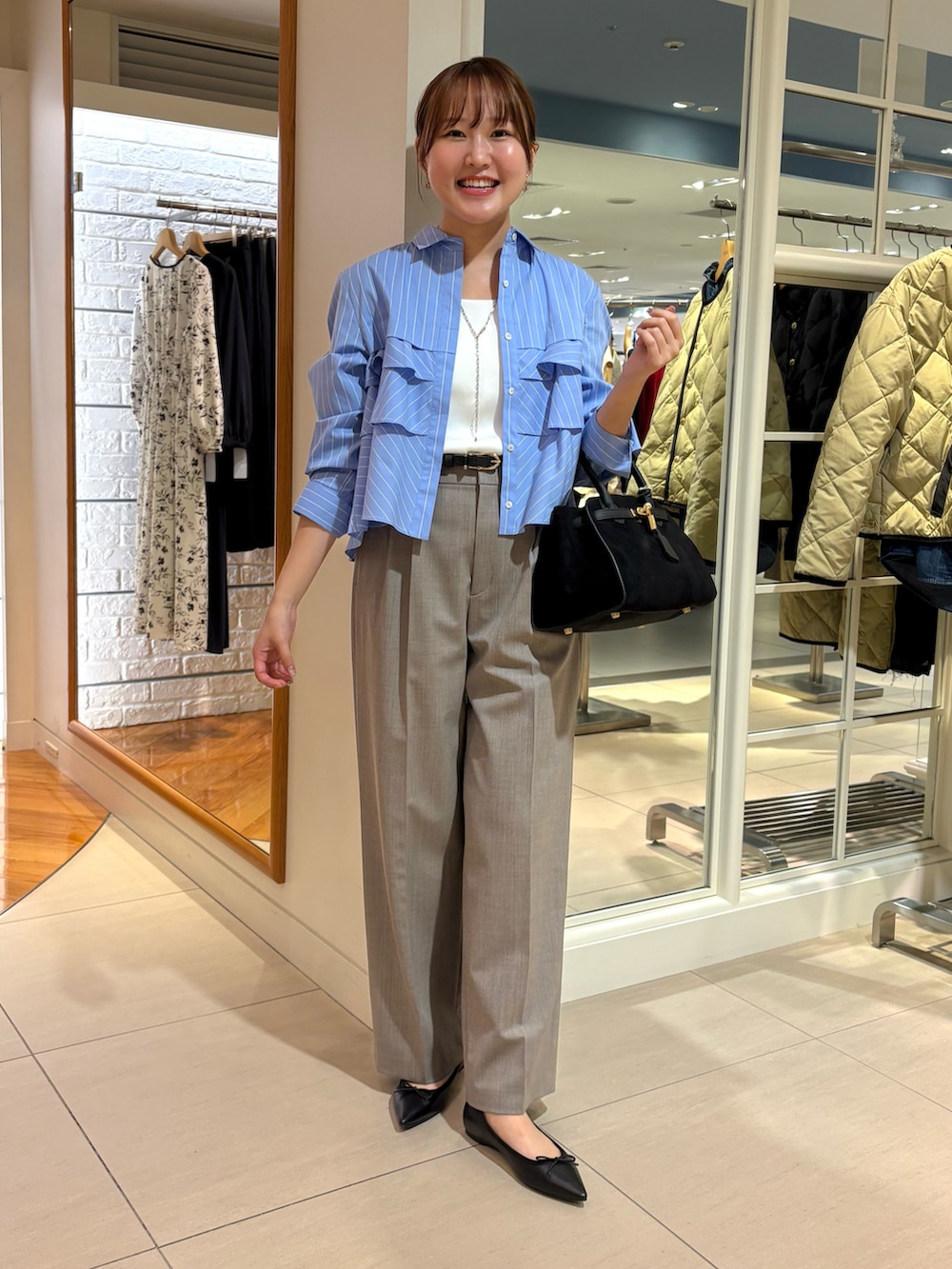 ブラウン系のその他パンツ、ブルー系のその他トップス、ホワイト系のタンクトップを着用したレディースの秋コーディネートの2枚目の写真